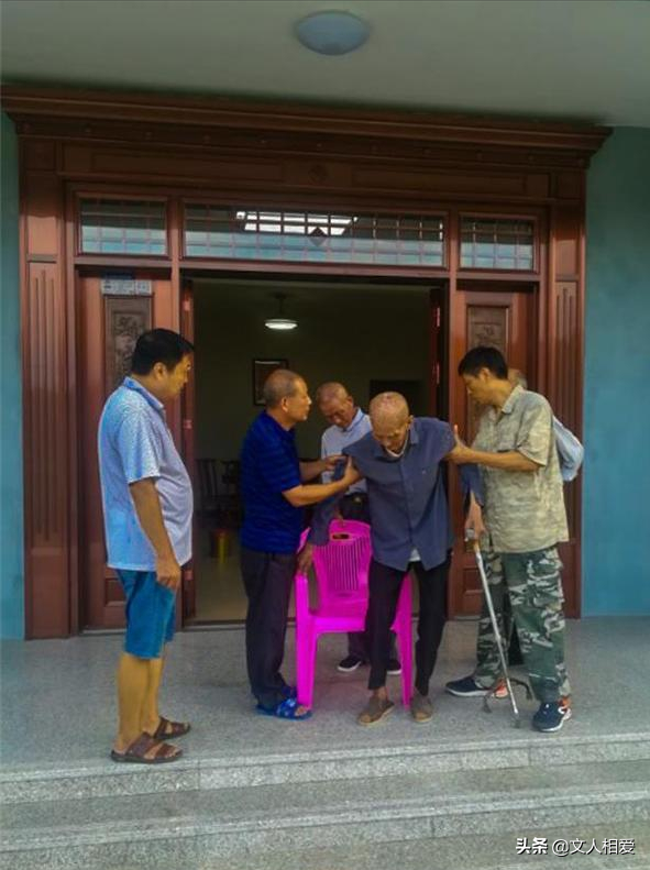 紅軍哥倆突圍，兄衝出成少將，弟被俘回家種田，找他時說安心務農