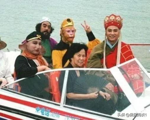 演員休息時，唐僧竟然躲在樹林抽菸