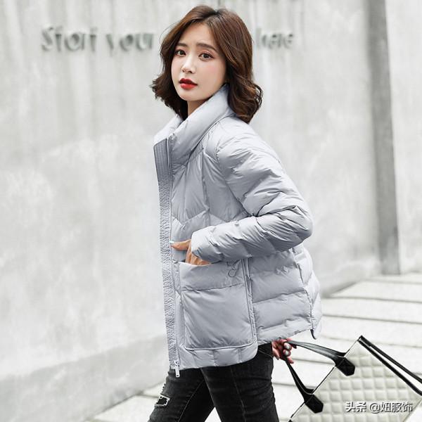 看看這幾款短款立領白鴨絨羽絨服，搭配短褲+長筒靴，高階又時髦