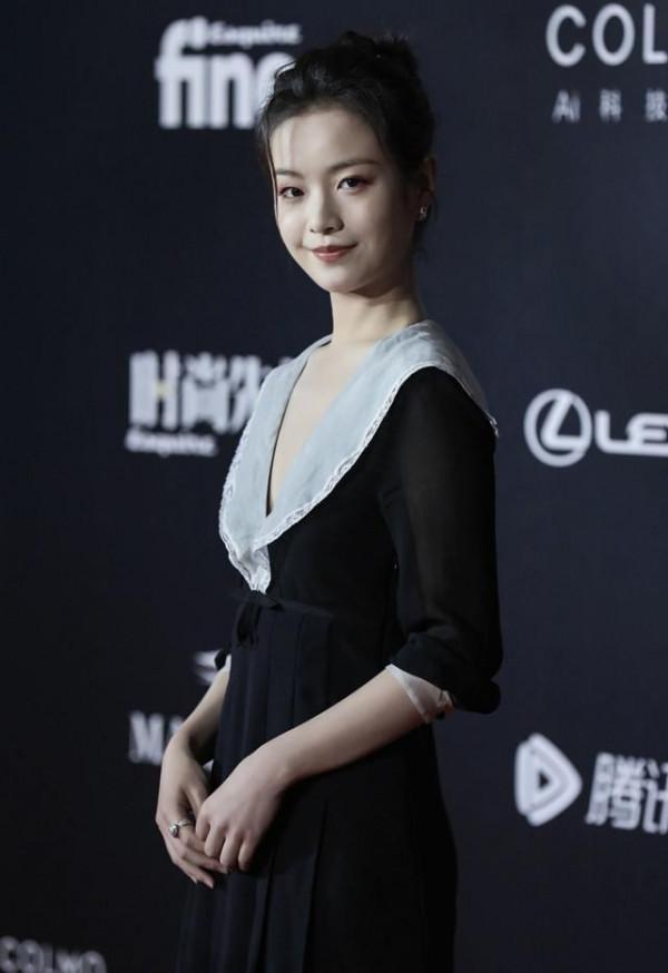 多大年紀就穿多大衣服，00後李庚希穿得太成熟，像是偷媽媽衣服