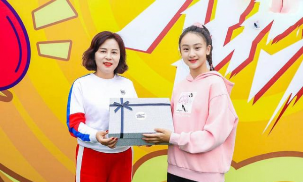 13歲森碟變運動女神!穿運動裝顯超模範,被爸爸舉高高笑起來超甜 13歲森碟變運動女神!穿運動裝顯超模範,被爸爸舉高高笑起來超甜