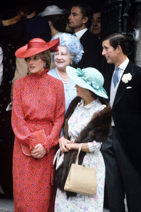 英女王年輕時沒有妹妹漂亮，50年後容貌卻翻轉，相由心生自律為王