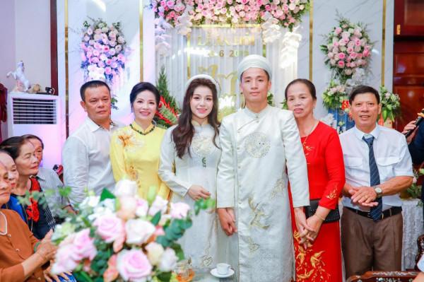 看看毒打男足的越南隊隊員與其家人的合照