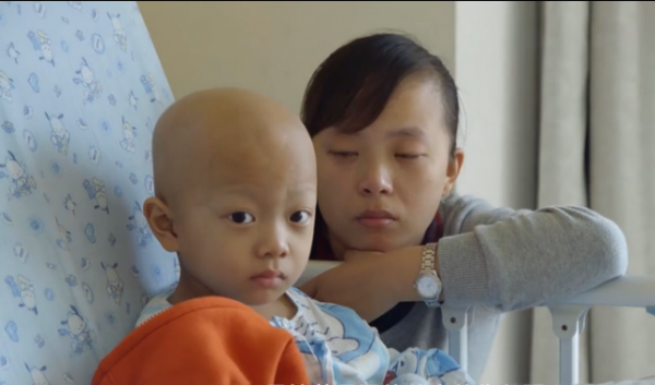 真實故事：安徽4歲男孩患惡性腫瘤，手術時被迫中止，父母痛哭