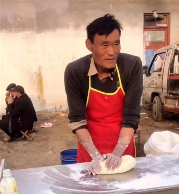 大衣哥的流量被拉麵哥搶了嗎?口碑分化,農村網紅有沒有幕後團隊 大衣哥的流量被拉麵哥搶了嗎?口碑分化,農村網紅有沒有幕後團隊