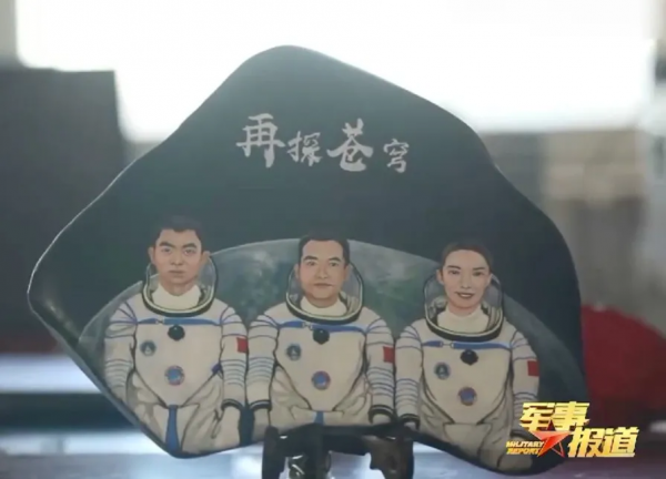 “地球上，我與你最近~”這張同框照太浪漫