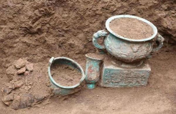 古墓出土一黃金鐵劍，劍柄重量17斤，專家：鑄就劍身的廢鐵更值錢