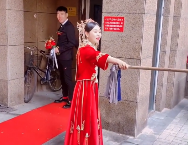 黑龍江一新娘拿拖把攔住親戚婚鬧,親戚搬長輩名義也被懟:都不行 黑龍江一新娘拿拖把攔住親戚婚鬧,親戚搬長輩名義也被懟:都不行