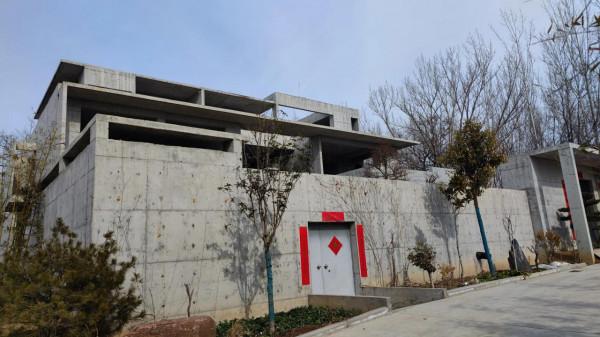 小山村發現有錢人豪宅