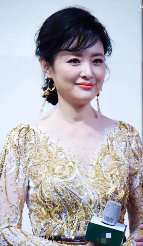 央視主持人周濤驚豔了時光寫真集 央視主持人周濤驚豔了時光寫真集