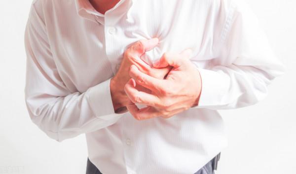 男子後背疼痛憋氣，醫生說心梗心衰，家屬懷疑，我們來看檢查