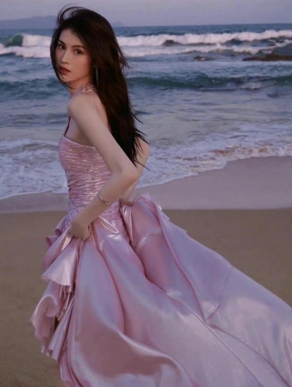 海邊紅毯直拍，關曉彤重工藝長裙配馬丁靴好突兀，時尚天賦太感人