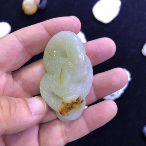 新疆和田玉原石灑金黃皮黑皮三色白玉籽料 俏雕小把件 大掛件 蛇 新疆和田玉原石灑金黃皮黑皮三色白玉籽料 俏雕小把件 大掛件 蛇