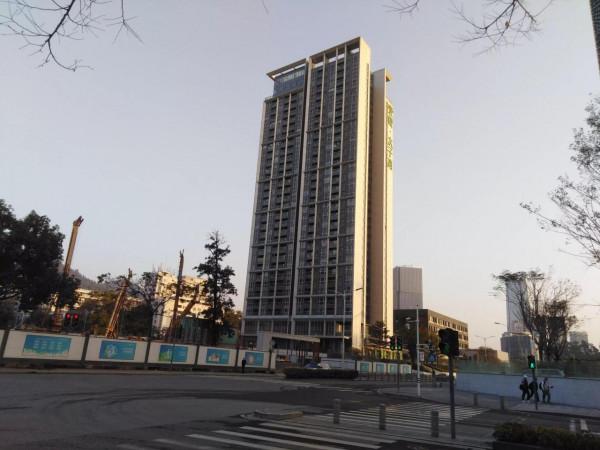 這裡是名勝古蹟，旅遊勝地，林則徐雕就像座落在左炮臺這座山頂上