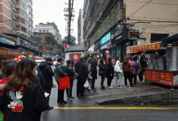 貴州無人不知的非遺美食，一家7口人全跟著幹，客人天不亮就來買