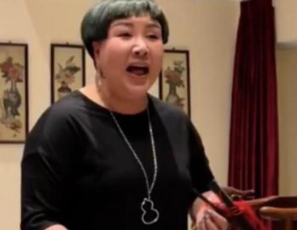 王惠與閨蜜聚餐,6位數手鐲順便戴,拍照濾鏡太重導致下巴變形 王惠與閨蜜聚餐,6位數手鐲順便戴,拍照濾鏡太重導致下巴變形