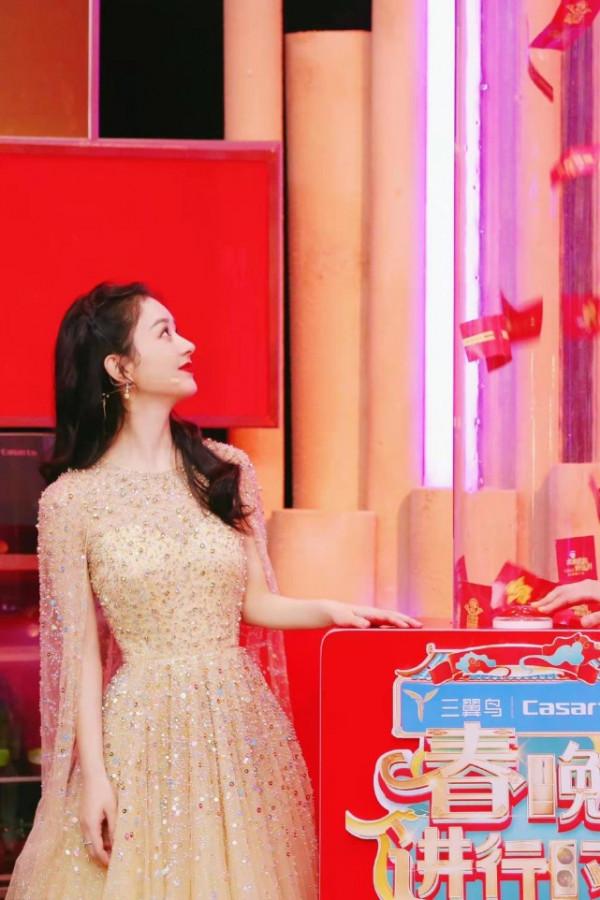 趙麗穎拂袖造型徹底封神！穿香檳裙亮相春晚進行時，少女感大爆棚