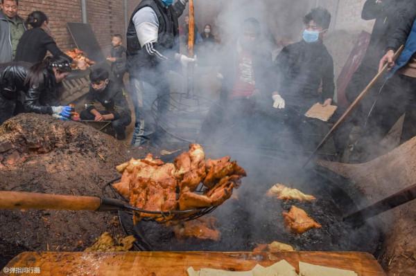 青海村民花銷10萬祈福,宴請千人制作炸饃饃,全村2000多人共享用 青海村民花銷10萬祈福,宴請千人制作炸饃饃,全村2000多人共享用