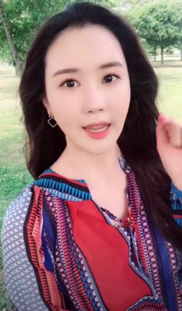 李多海終於曬美照，T恤加吊帶裙三套穿搭清新甜美，35歲依舊少女