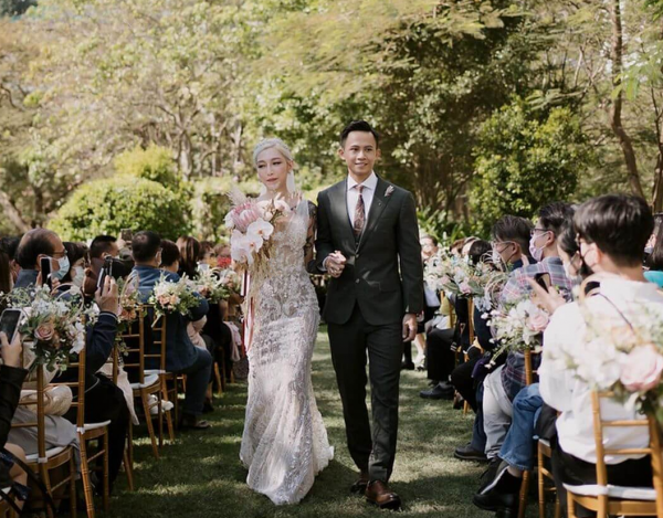 恭喜！29歲知名童星結婚，紋身師女友白髮紅唇，配中式禮服太前衛