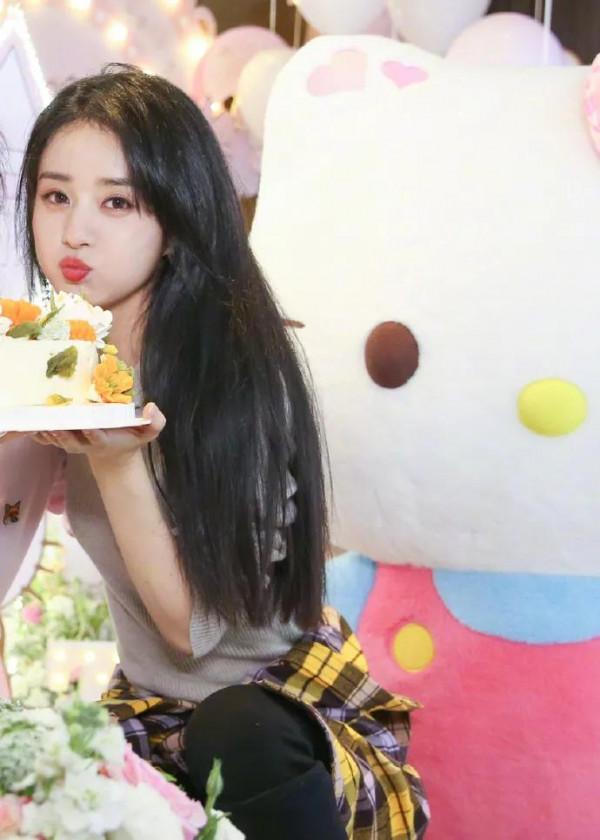 趙麗穎有一張娃娃臉，嘟嘟嘴的時候太卡哇伊了，太萌了愛死了