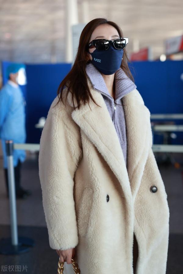 街拍：弦子米色毛絨大衣+休閒褲+CHANEL手提包溫暖時髦