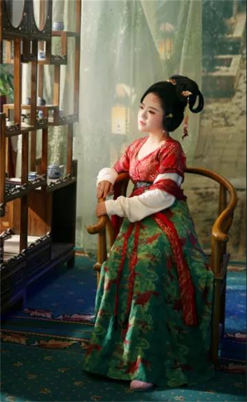 以為很醜，是因為我們只知道一種紅，和一種綠