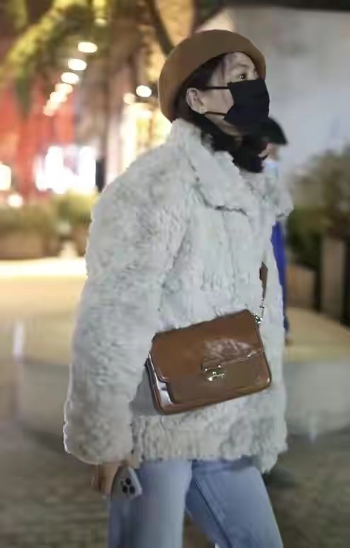 高圓圓罕見走機場！穿皮草戴貝雷帽變小可愛，五五分身材卻搶眼了