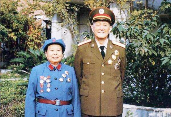 洪學智愛上一個女兵，對方嫌他是麻子臉，二哥見多識廣說到點子上