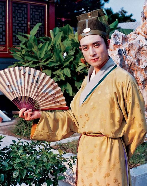 《前行者》主演吳曉東：紅樓劇組結緣，與初戀妻子愛一生