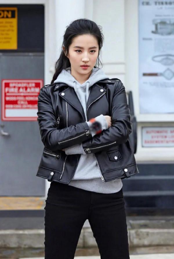 女明星看似隨意的20個擺拍姿勢,堪稱美照模版 女明星看似隨意的20個擺拍姿勢,堪稱美照模版