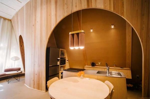 日本小房子採用蜂窩狀框架，讓客人沉浸在大自然中