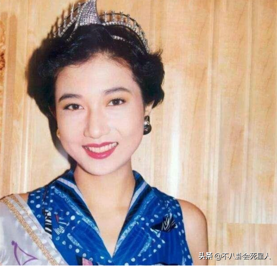 同爸不同命的星二代，成龍兒子開百萬豪車，女兒住百元賓館