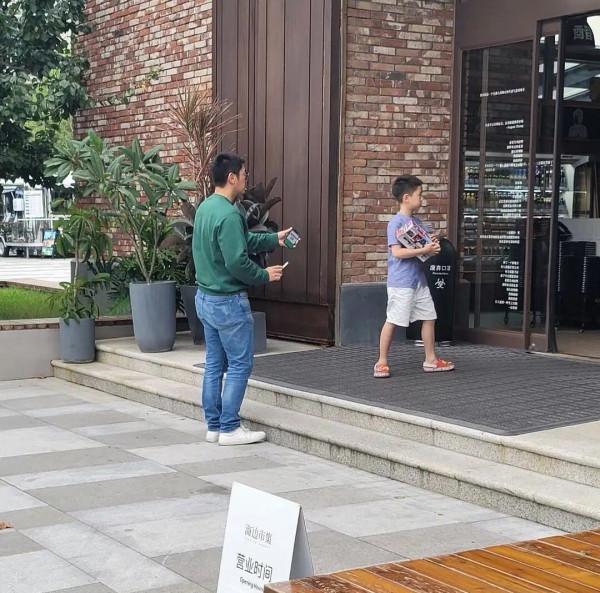 杜江二胎女兒疑曝光，身穿碎花裙，身高快到霍思燕肩膀