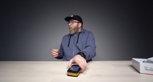 美國小夥斥巨資買中國老年手機，想證明質量不好，測試後連買10臺