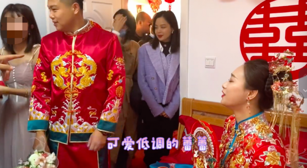 辛芷蕾回老家參加親弟婚禮，打扮低調顏值突出，和新娘熱聊感情好