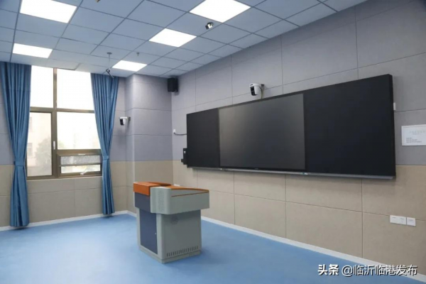 “沉浸式”體驗臨港產業學院 “沉浸式”體驗臨港產業學院