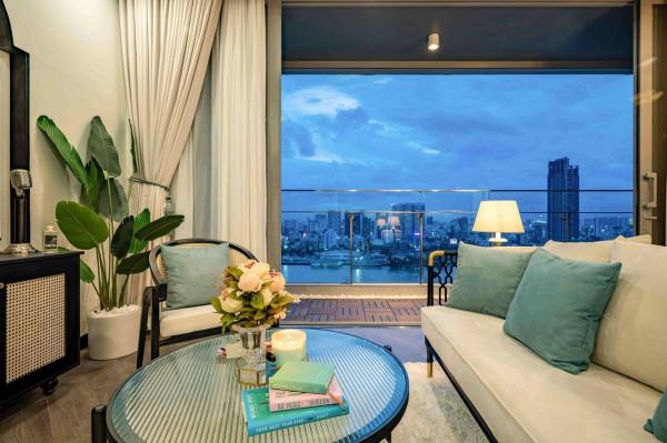 年輕夫妻太有眼光了，買到“一線”湖景房，普通高層房根本比不了