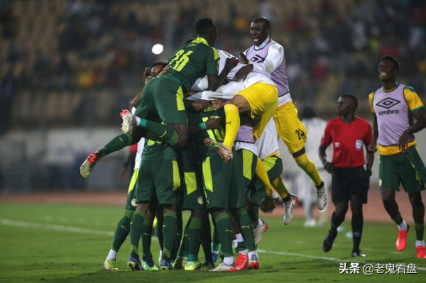 萊切斯特城大敗給諾丁漢森林，球迷進場內襲擊森林隊球員