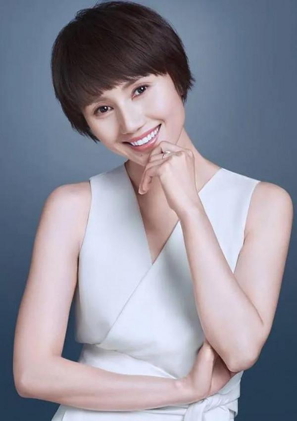 44歲袁泉真的好氣質，短髮微笑太迷人，不愧被稱為&OpenCurlyDoubleQuote;氣質女神&rdquo;