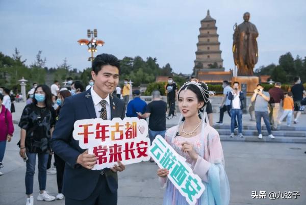 從不倒翁表演到火遍全網，憑一人之力帶火一座城，馮佳晨經歷了啥