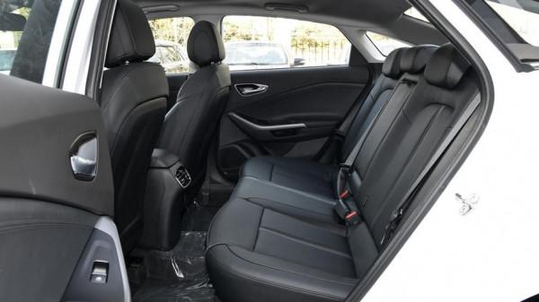 燃油版號稱小鋼炮，純電動也不弱，8.7秒加速，490km續航