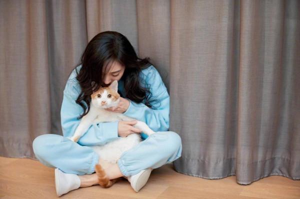 楊冪長卷發披肩溫柔知性 穿家居服抱貓慵懶愜意