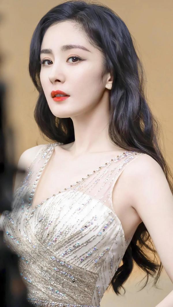 楊冪身穿粉色露背連衣裙，美麗的背部一覽無餘，彰顯青春活力