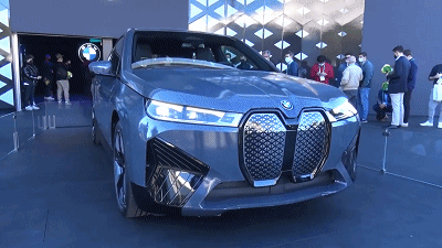 寶馬新面板上線！動態流動變色的電動汽車，讓人無限遐想