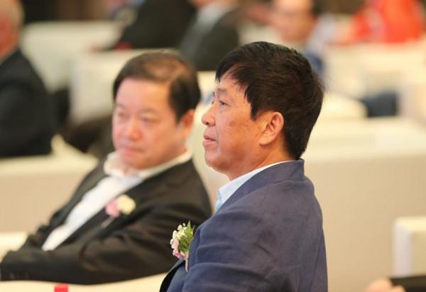 最不務正業老闆李如成：表面上賣衣服，卻靠股票大賺百億財富