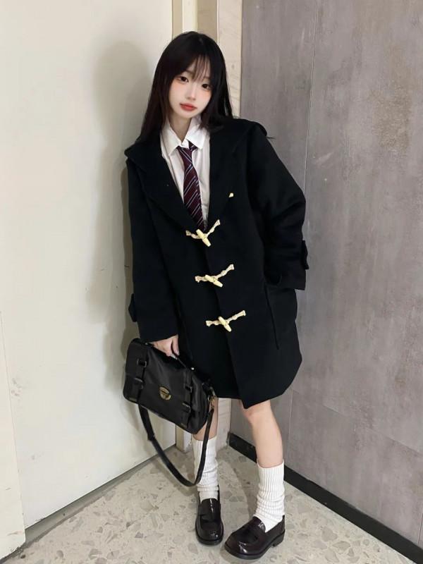這樣穿真的太學院啦~牛角大衣搭配JK裙裙