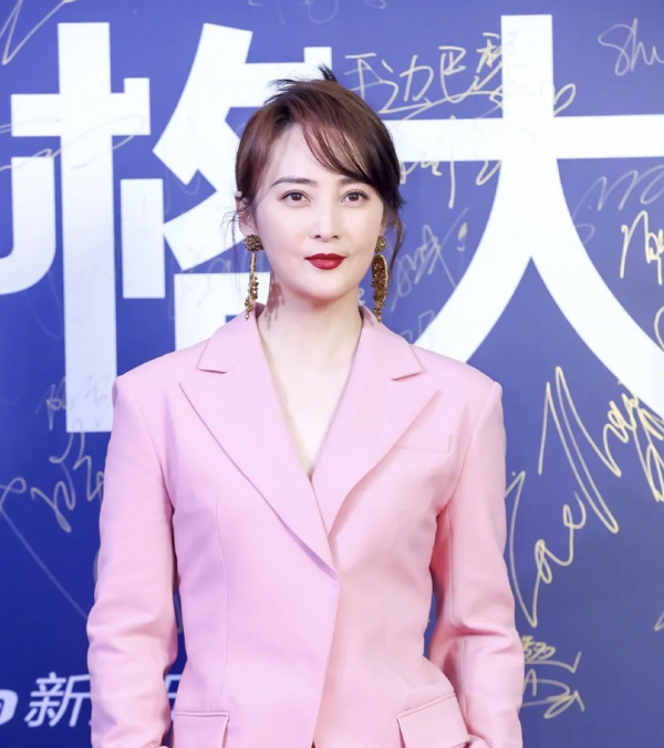 風格大賞紅毯：蔣勤勤認不出，郭采潔眼線怪，男明星造型集體翻車