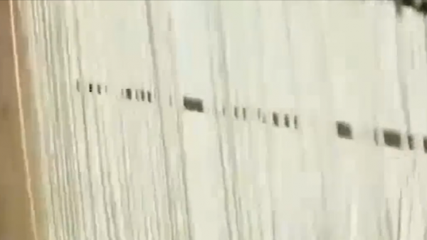 1985年小村莊挖出大型墓葬群，陪葬品價值連城，距今已經5300多年