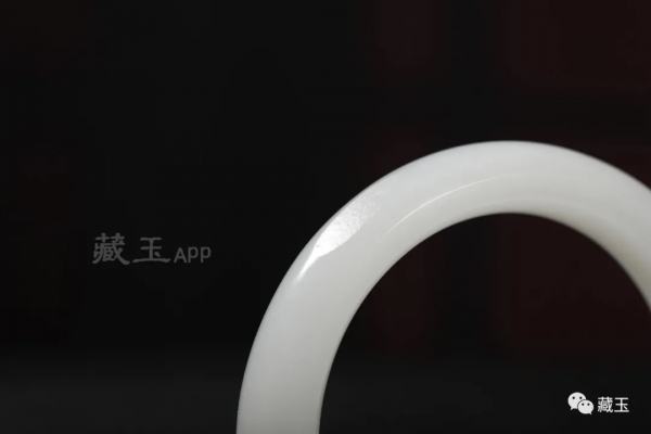 堆成山的200多萬現金與一條手鐲